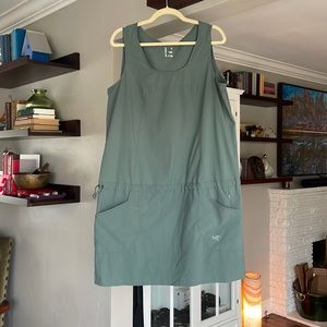 Adorable Arc’teryx summer dress WITH pockets - size XL